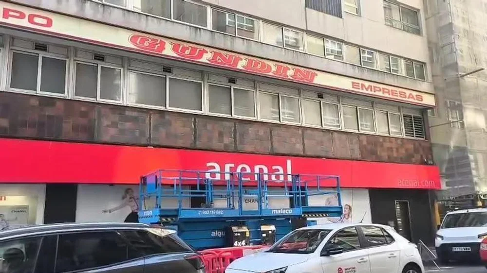 Así luce, una vez retirada la cerámica del Deportivo, la fachada de su antigua oficina en la Plaza de Pontevedra