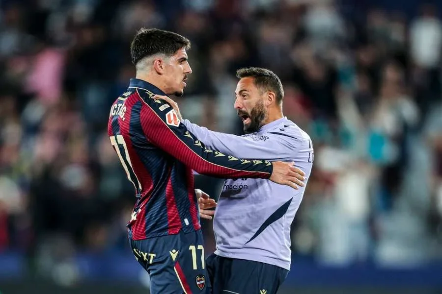 Víctor García celebra con Morales uno de sus dos goles