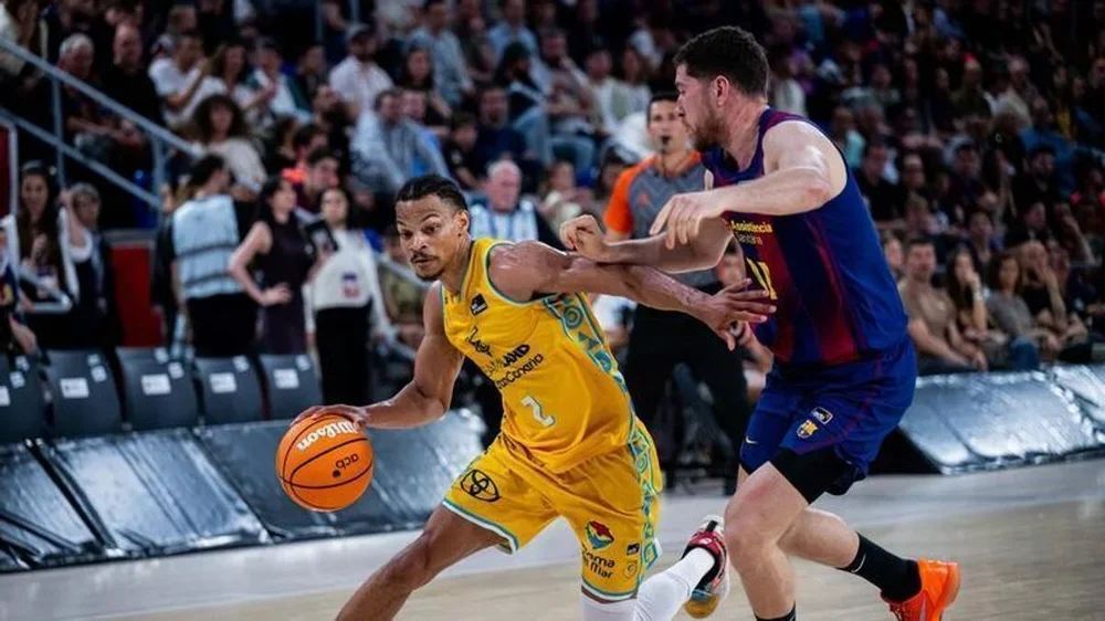 Wong intenta zafarse de la defensa de Joel Parra en el último partido del Granca ante el Barça en el Palau.