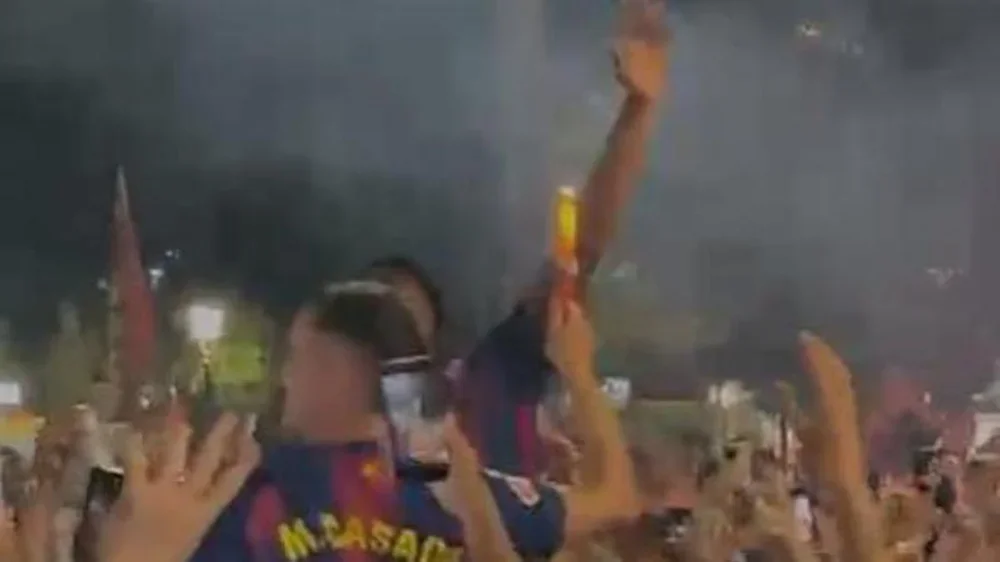 ¡Locura! Balde y Casadó celebraron con la afición en Plaça Catalunya
